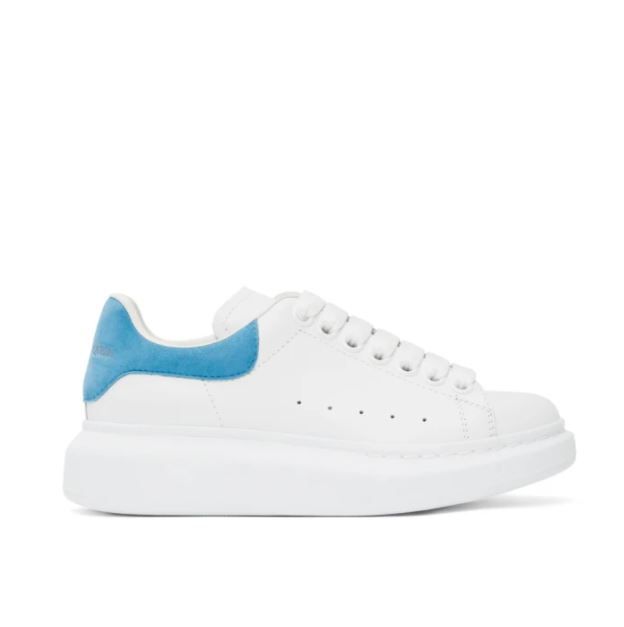 ALEXANDER MCQUEEN SSENSE Exclusive White & Blue Suede Tab Oversized Sneakers原價 HK$4300 | 特價 HK$2838 | 香港官網參考售價 HK$ 4600