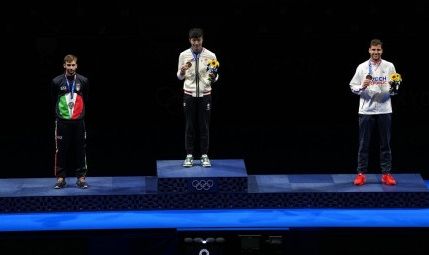 昨日奧運頒獎台上，家朗身穿港隊隊服，腳踏墨綠色「Dunk Low」非常注目。