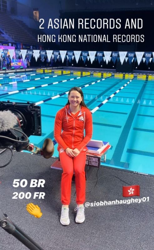 何詩蓓繼於200米自由泳決賽為港隊摘得一面銀牌後，今早（30日）她再度刷新自身紀錄，以52秒27佳績為香港隊再添銀牌。