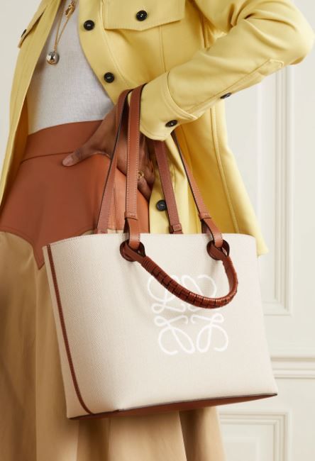 LOEWE Anagram small leather-trimmed embroidered canvas tote 網購價 £1,350；退稅後：£1125；折合港幣約 $ 12,158；香港官網售價：HK$ 15,350（79折）