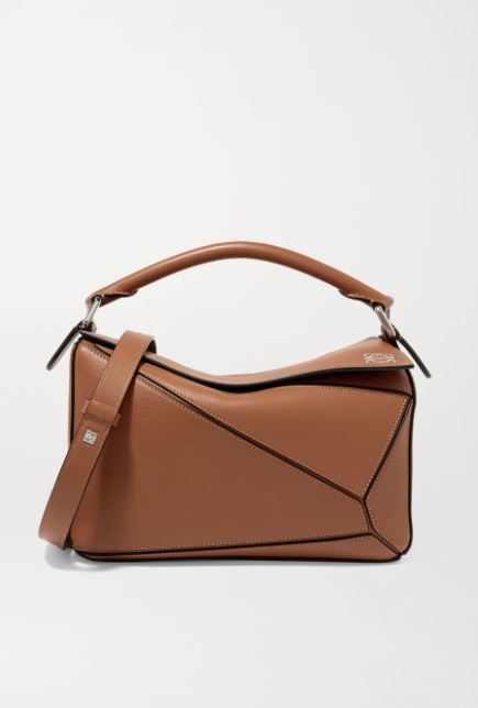 LOEWE Puzzle small leather shoulder bag 網購價 £2,000；退稅後：£1666；折合港幣約 $ 18,002；香港官網售價：HK$ 20,900（86折）
