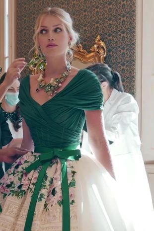 這套綠色禮服讓人聯想起姬蒂自出席哈里王子的結婚典禮的經典一幕。
