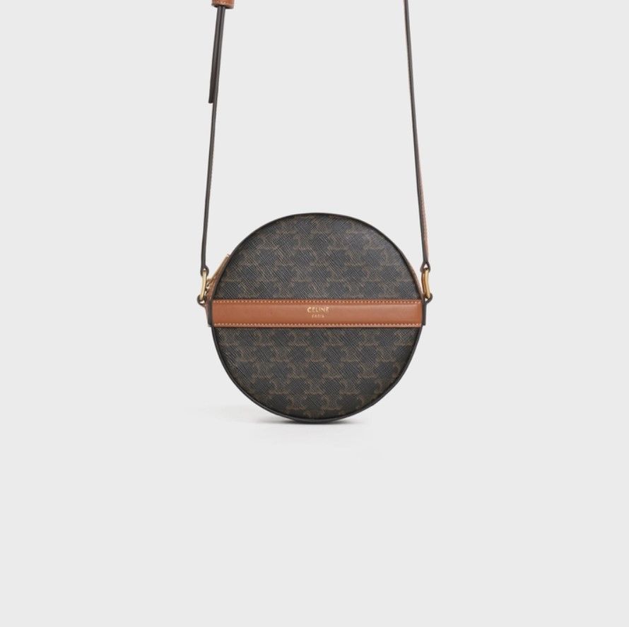 ROUND PURSE ON STRAP IN TRIOMPHE CANVAS AND LAMBSKIN BLACK / TAN｜HK$ 5,600／13.5 X 13.5 X 4 CM
