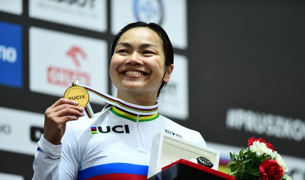 【2013年首件彩虹戰衣】 2013世界場地單車錦標賽，勇奪女子五百米計時賽金牌，贏得象徵世界冠軍的彩虹戰衣。