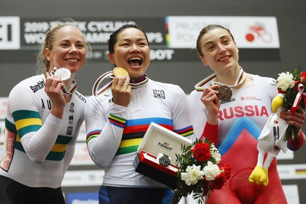 以及2019年在兩次場地單車世界盃奪得金牌，成為雙料世界冠軍，獲得她的第二及第三件彩虹戰衣，戰績驚人。