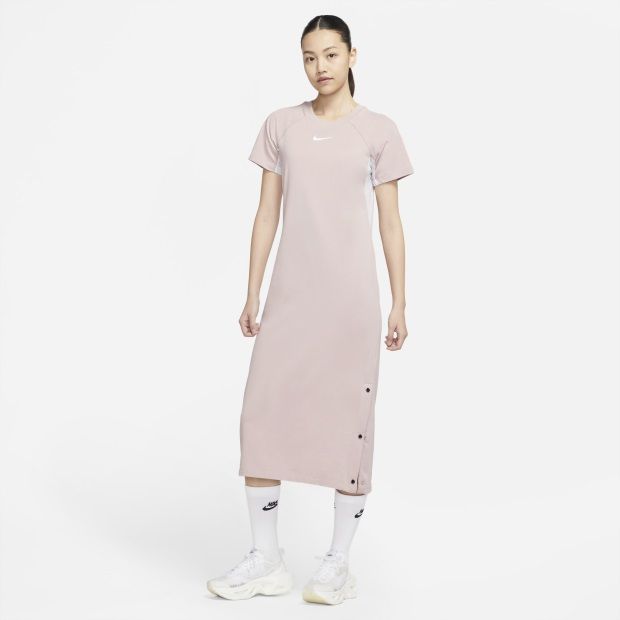 NIKE SPORTSWEAR 女子連身裙   原價HK$549 | 現售HK$399