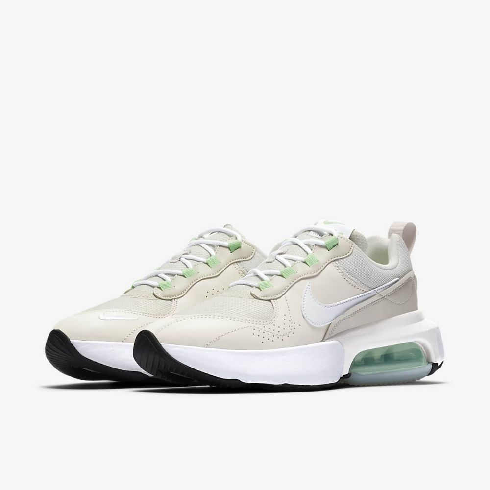 Nike Air Max Verona trainers in white and green 原價：HK$1,269.84│特價：HK$476.19