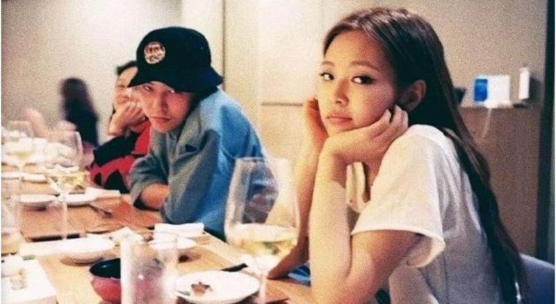 再到2016年，G-Dragon和Jennie一起吃飯的場景被曝光。此外，G-Dragon 的姐姐權多美的個人IG，對Blackpink 成員中只追蹤了Jennie一位。