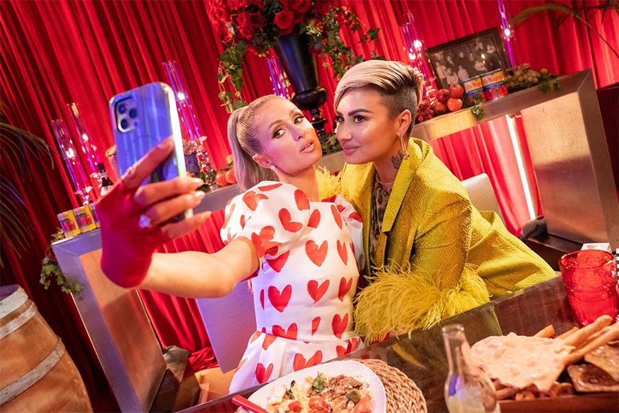  第4集，Paris Hilton邀請了美國流行歌手Demi Lovato一起做意大利菜。