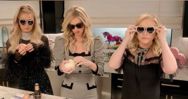 Paris Hilton邀請媽媽Kathy Hilton和妹妹Nicky Hilton作壓軸嘉賓，分工合作煮牛扒。Paris Hilton穿上袖口有羽毛設計的黑色亮片禮服裙，羽毛一直飄落影響做菜，讓媽媽哭笑不得。
