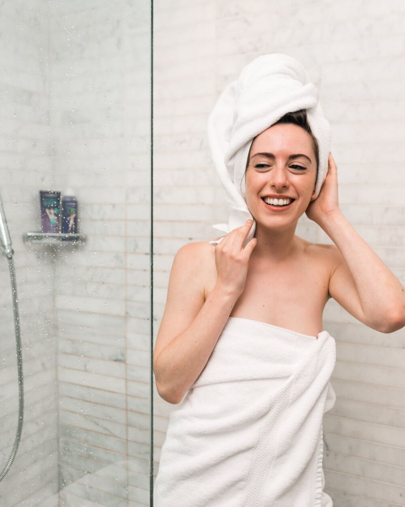 4.使用溫水洗面：清潔臉部時，盡量避免使用熱水洗面，建議使用溫度約32°C至34°C的溫水最為理想。