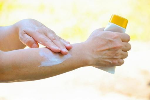 6.做好防曬措施：即使不化妝，也要保護皮膚免受紫外線傷害，因此建議大家在外出前，最好先使用具有高保濕力的防曬霜或敏感肌膚專用的防曬粉底。