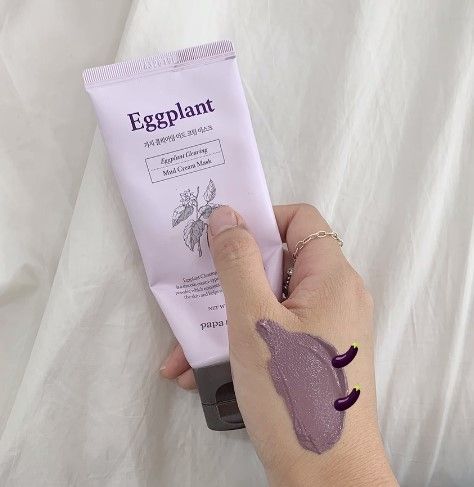 Papa Recipe茄子淨膚泥面膜是一種光滑奶油型的泥膜。
