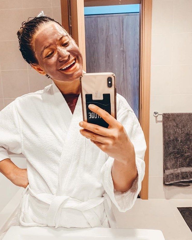 均勻塗抹在臉上靜待15分鐘，然後用溫水輕輕打圈，再沖洗掉即可。