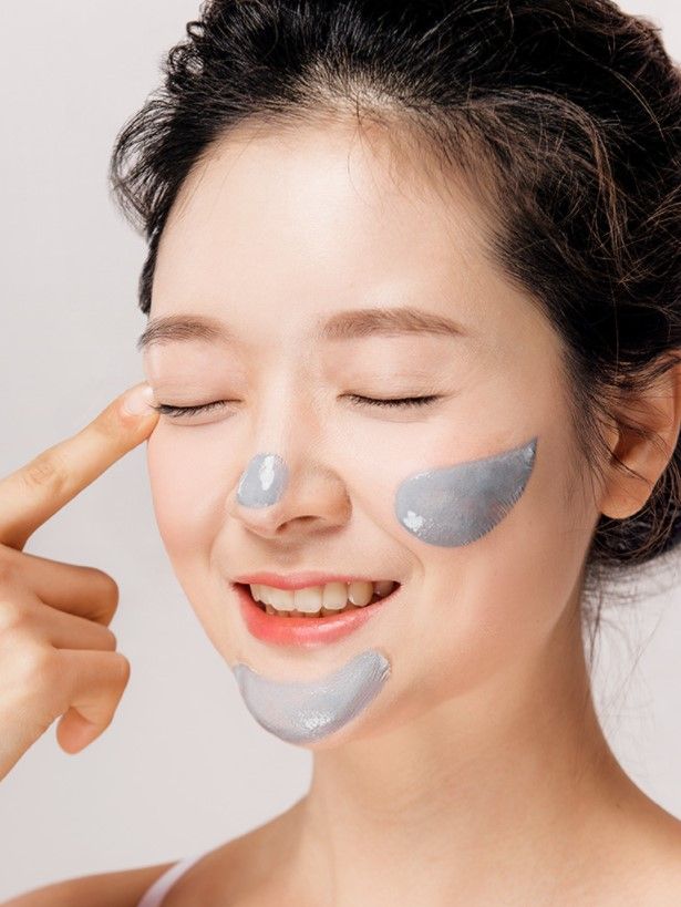 這款撕拉面膜有魚腥草和積雪草的提取物，除了有助控制皮脂和清潔毛孔外，也可以鎮靜肌膚。