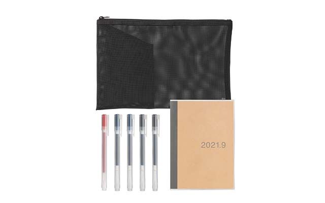 牛皮紙每月行事曆套裝（原價：HK$126｜套裝優惠：HK$108） 套裝包括：尼龍網狀小物袋連分隔、PP啫喱筆 （紅）、揭蓋式啫喱筆（黑 x2 、藍 x2）、牛皮紙每月行事曆。