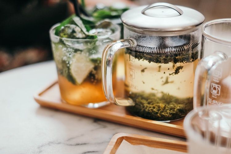 10/ 多喝綠茶。綠茶是一種普遍的健康飲料，含有抗氧化成分，多喝綠茶除了能激發體內人工類胰島細胞，釋放胰島素控制血糖，而且它也有助促進體內新陳代謝。
