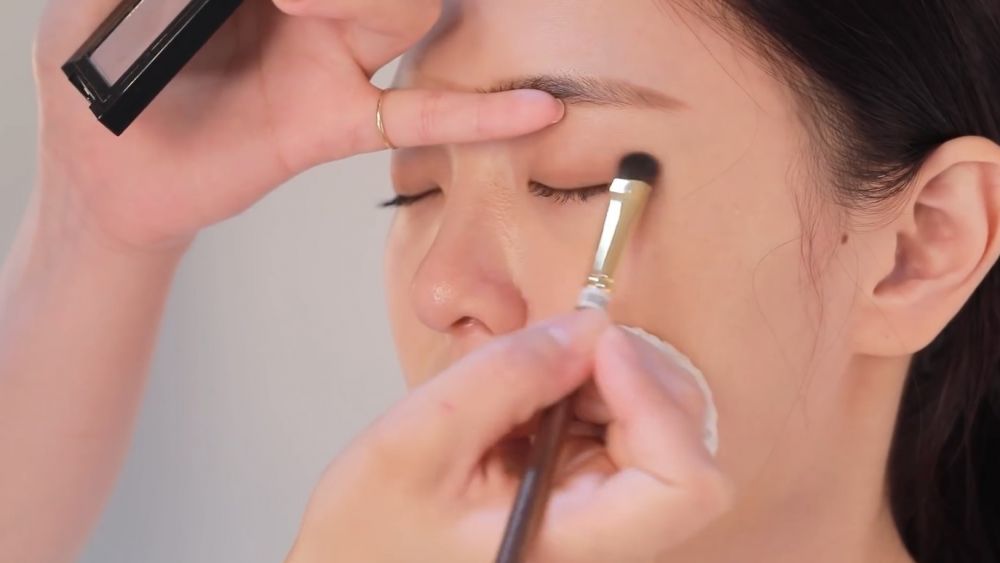 步驟4｜眼妝：而眼妝方面，利用自然色號眼影輕掃在眼窩上，便能打造Jisoo的自然偽素顏感眼妝。
