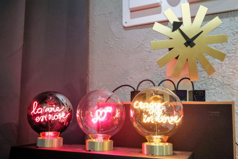 Message in the Bulb LED 燈泡 $550@。