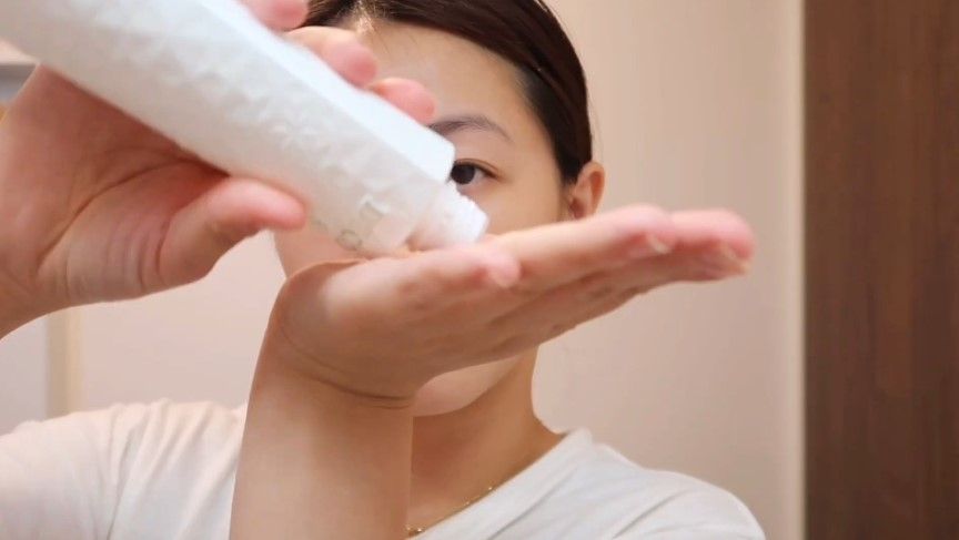 如果想使用較溫和的酸類護膚品，亦可選擇含酸成分的爽膚水。