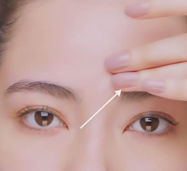 眉心皺紋︰以畫「X」字般的手法，以指腹向斜上方推開。