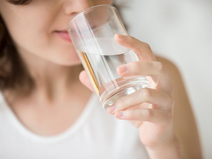 預防泌尿道感染方法4：多飲水（西醫建議：每天飲用6至8杯水），多小便，助濕熱排出體外。