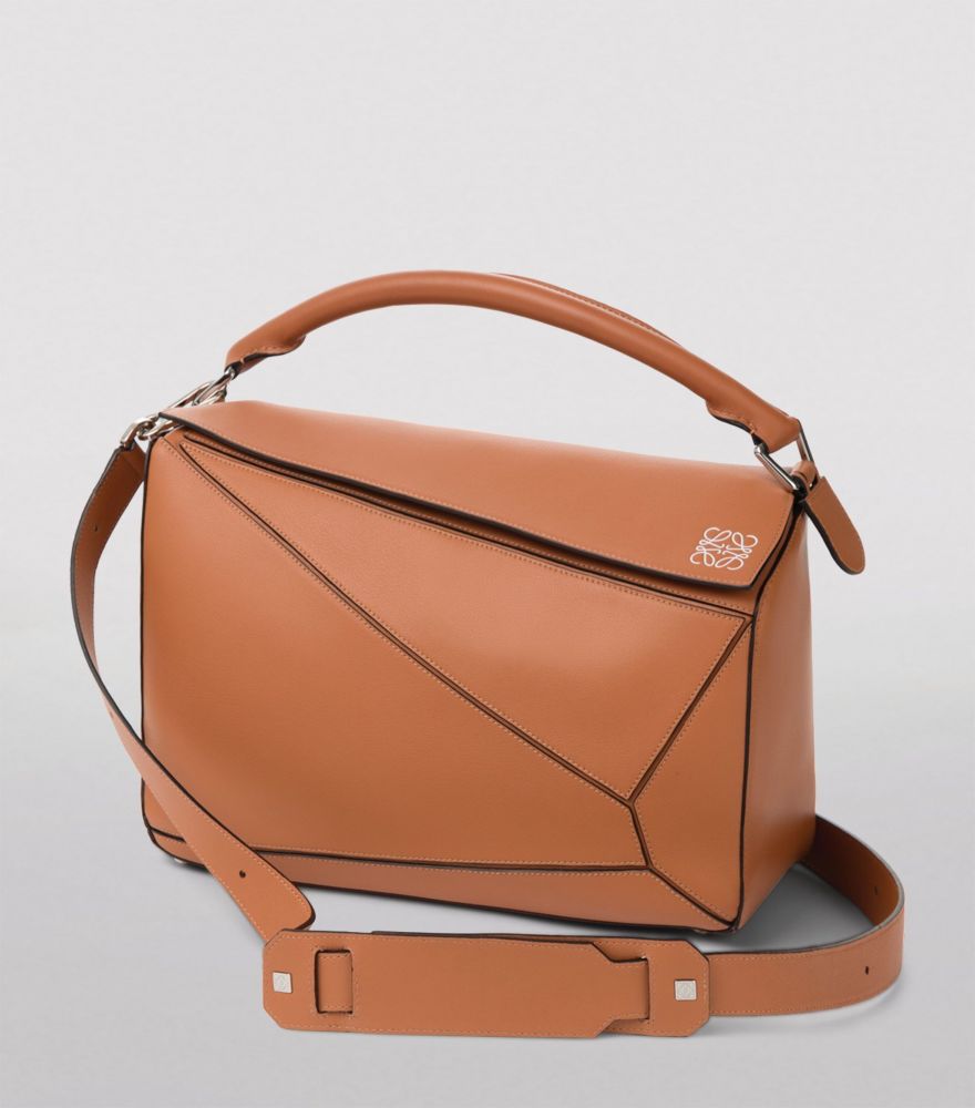 LOEWE Medium Leather Puzzle Shoulder Bag 網購價：HK$20,985 | 香港官網售價：HK$ 24,950【84折】