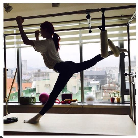 近年韓星大愛的普拉提Pilates運動，是一種集合瑜珈、舞蹈、體操的身體訓練。鄭浩妍表示喜歡瑜伽、普拉提來修長腿部綫條，也能加強腰部線條。