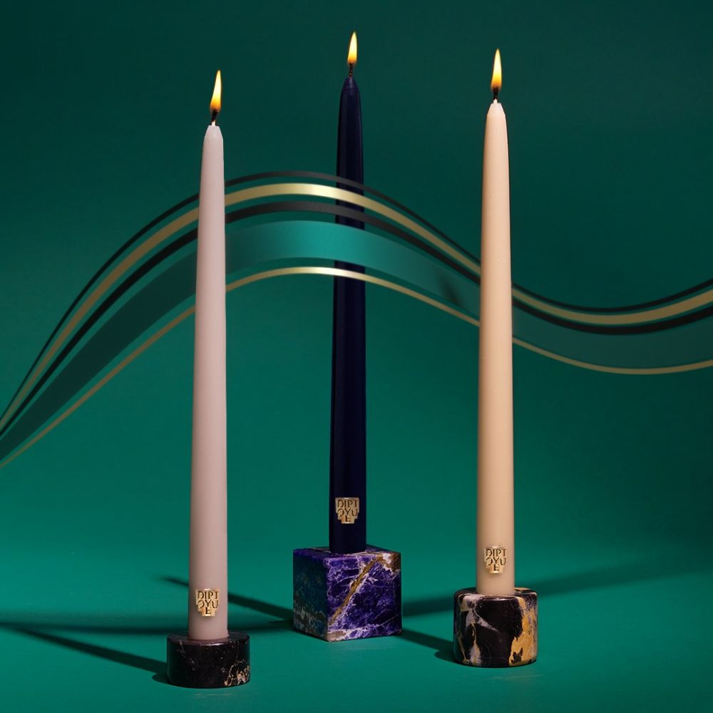 壓紋香氛長蠟燭｜包括Ambre (琥珀) 、Feu de Bois (炭木)及 Baies (漿果)。