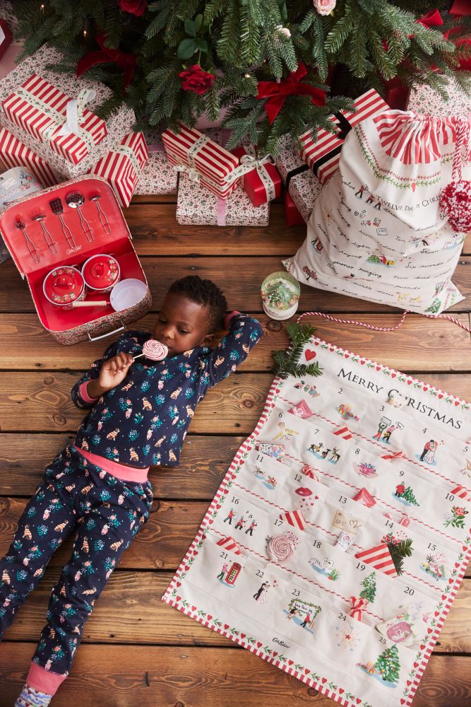 Christmas Fabric Advent  $550 |  從 12 月的第一天到聖誕節，每天早上在這款聖誕織物日曆的 25 個口袋中可以裝滿點心、糖果和玩具，讓孩子們在聖誕節前夕變得更加神奇。 由棉製成，印有我們喜慶的 Shine Bright 印花，是您聖誕的紀念品，相信你可以每年都使用。