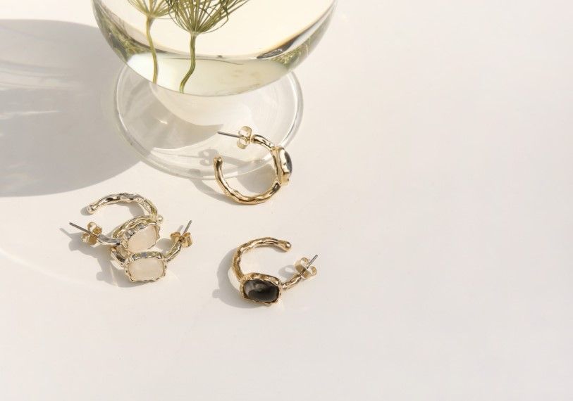 Delina gold stone earrings｜10,000 won