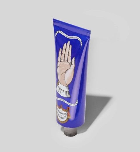 手足護理霜｜HK$ 350/75g：這款手足護理霜以乳木果油為基底，結合芝麻油和蜂蠟成份，有效呵護敏感和乾燥的雙手，而且亦可以用於足部，令龜裂足踝得到癒合。