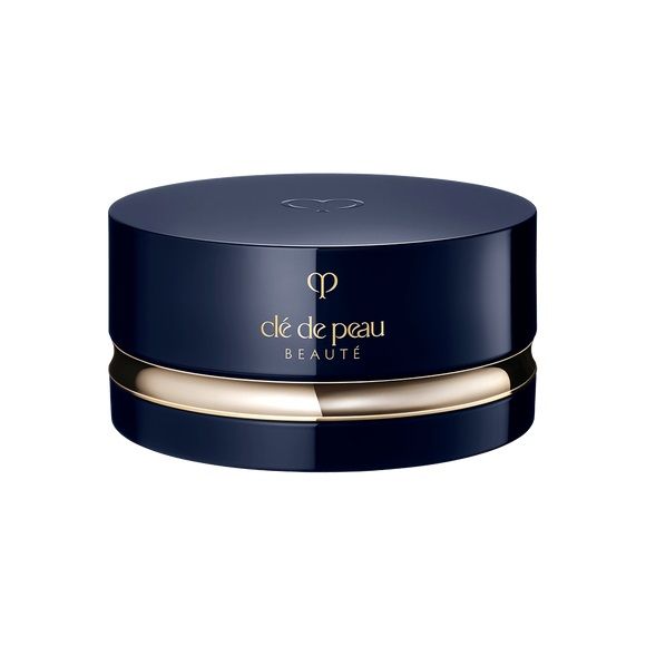 Clé de Peau鑽光透亮蜜粉｜HK$980：Clé de Peau蜜粉有著智能感光科技的幼滑細緻粉末，能達至12小時持妝效果，有效調整膚色，修飾及細緻肌膚。
