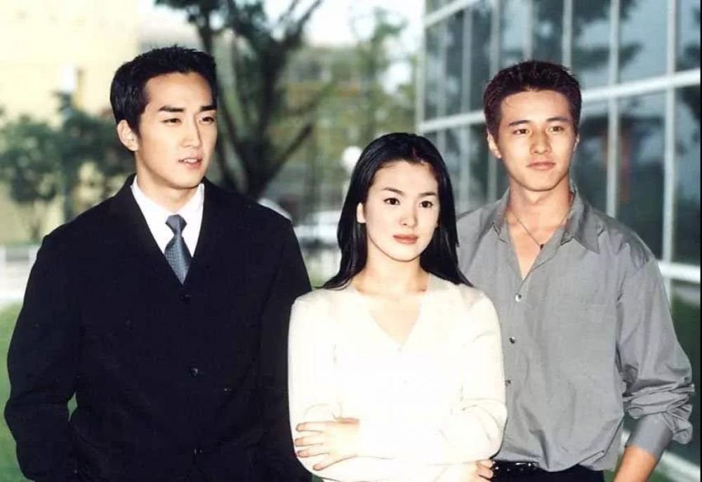 2000年，宋慧喬與宋承憲、元斌主演的《藍色生死戀》好評如潮，該劇創下46.1%的超高收視率。