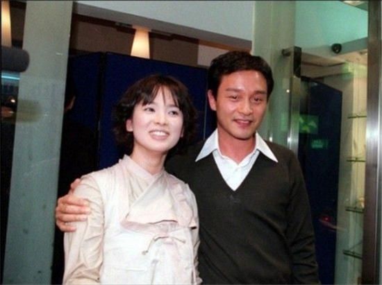 2002年宋慧喬到香港拍戲，有機會和偶像張國榮見面並合照，這張照片亦成爲經典。