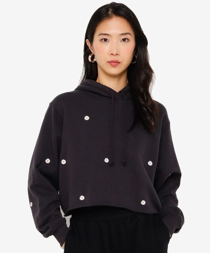 Floral Min Branded Sweatshirt｜原價HK$450｜現售HK$272.9｜折實HK$151；購物滿HK499，輸入優惠碼【BRANDED45】更可享額外55折。