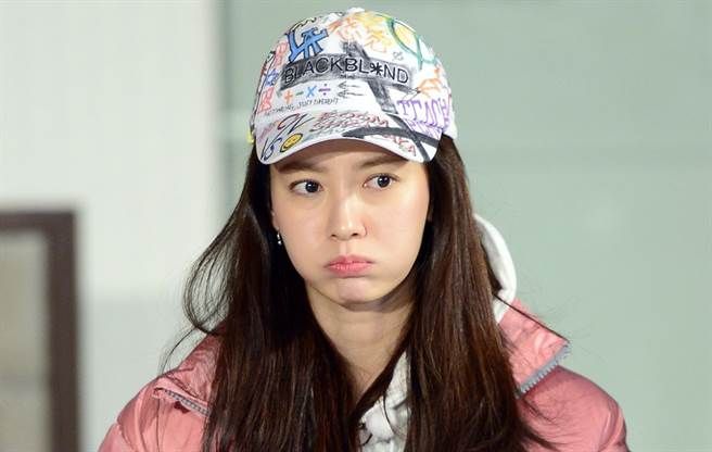 身為韓國綜藝節目《Running Man》成員之一的宋智孝，在節目中就經常戴上鴨舌帽或冷帽，避免頭髮因為玩遊戲而弄亂。