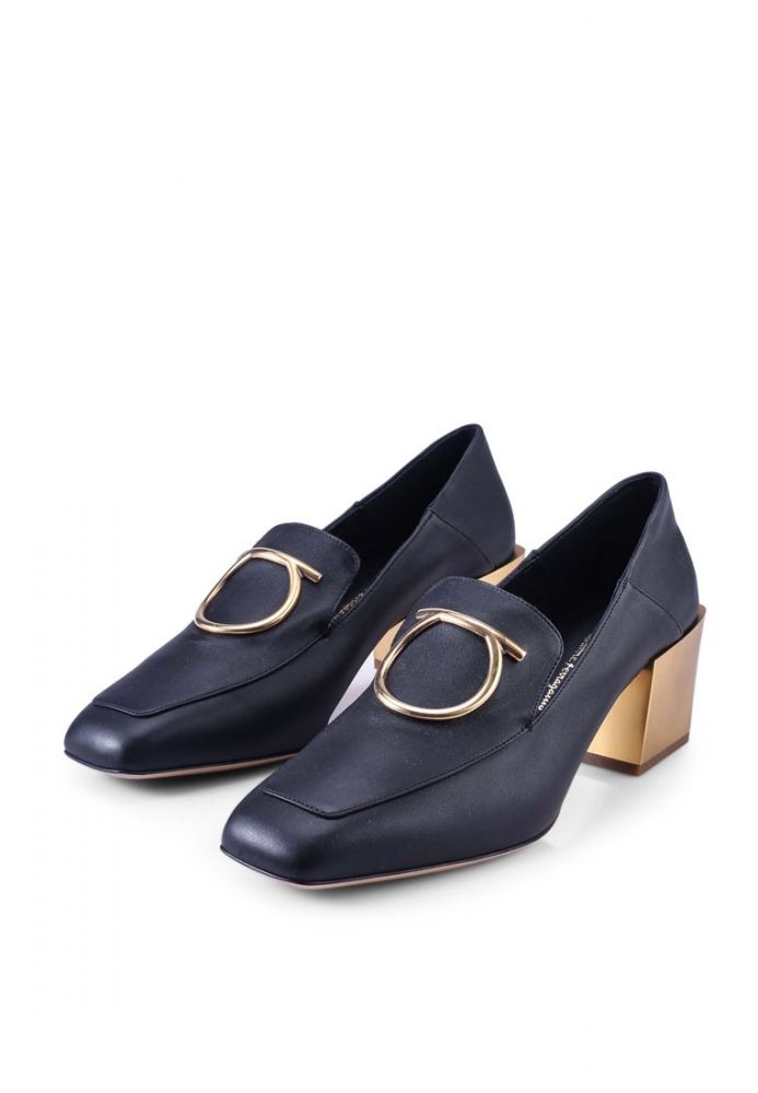 Mirror Heel Mocassin Heels 原價：HK$9,149│折後最低價：HK$3,623.34