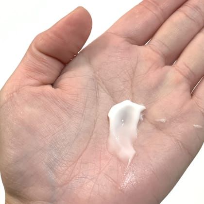 超強補水，在保濕力測試中獲得滿分，尤其推薦給乾性皮膚！泵式瓶子同樣易於使用，一次不會彈出太多。 保濕力：5分，成分：2分，使用感：4分。（圖片來源：lulucos）