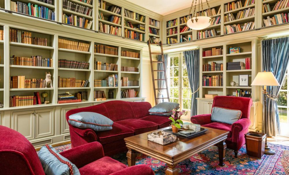 豪宅内設有圖書室，通頂書架配有落地梯，有足夠空間給一家人放鬆和閱讀。(圖片來源：Latimes、variety)