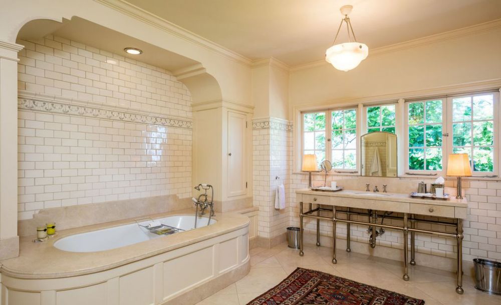 套房浴室内舖有奶油色瓷磚，超大浴缸旁擺放著香氛蠟燭，能想象到安祖蓮娜祖莉平日以貴婦式泡澡享受獨處時間。(圖片來源：Latimes、variety)
