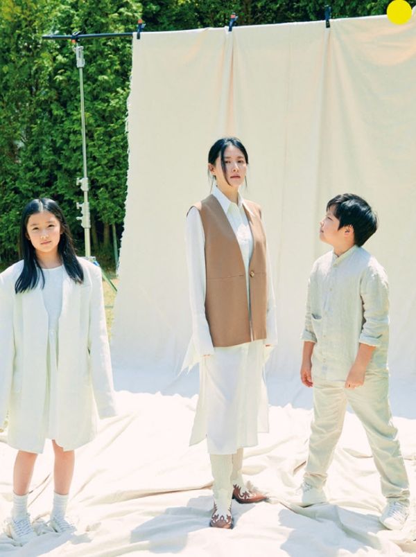李英愛在官方IG上傳多張寫真照，照片可見她與一對子女站在白布前擺出姿勢，畫面看起來溫馨又療癒。