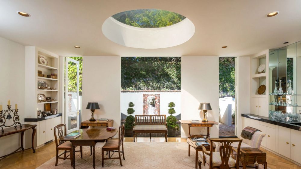 最特別的是，休息室正上方有個圓形天窗，攤在沙發也能享受日光浴。（圖片來源：homesandgardens、dailymail.co.uk、 courtesy of Mary Lou Tuthill）