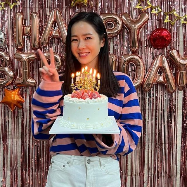 上月，劇組為孫藝珍慶祝40歲生日，她開心曬出一組照片，身穿減齡休閒服裝的她，對鏡頭露出招牌溫柔笑容。