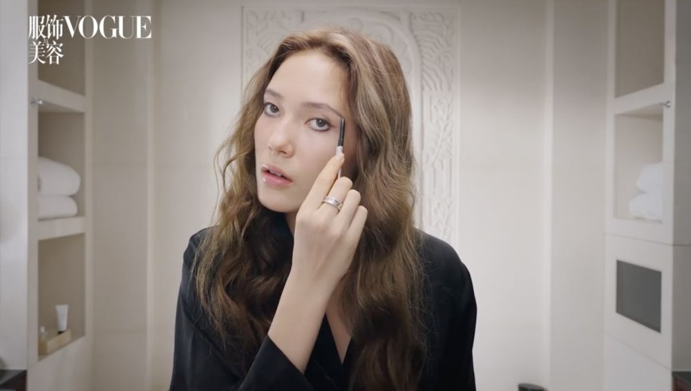 至於化妝方面，谷愛凌追求超自然妝容，平時只畫眉毛，愛用Benefit眉筆。(圖片來源：weibo@Vogue服飾與美容)