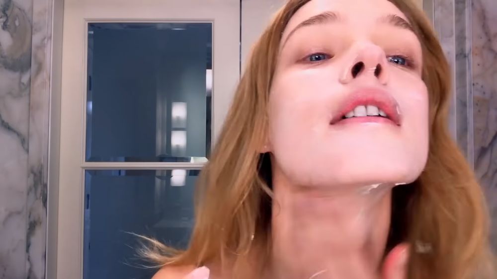 日常護膚最重視溫和清潔和保濕。清潔臉部的步驟選擇溫和的La Roche-Posay產品。 敷面膜10分鐘,使用的產品是Valmont Prime Renewing Pack,然後用濕毛巾清潔。 日常護膚最重視溫和清潔和保濕。清潔臉部的步驟選擇溫和的La Roche-Posay產品。 敷面膜10分鐘,使用的產品是Valmont Prime Renewing Pack,然後用濕毛巾清潔。