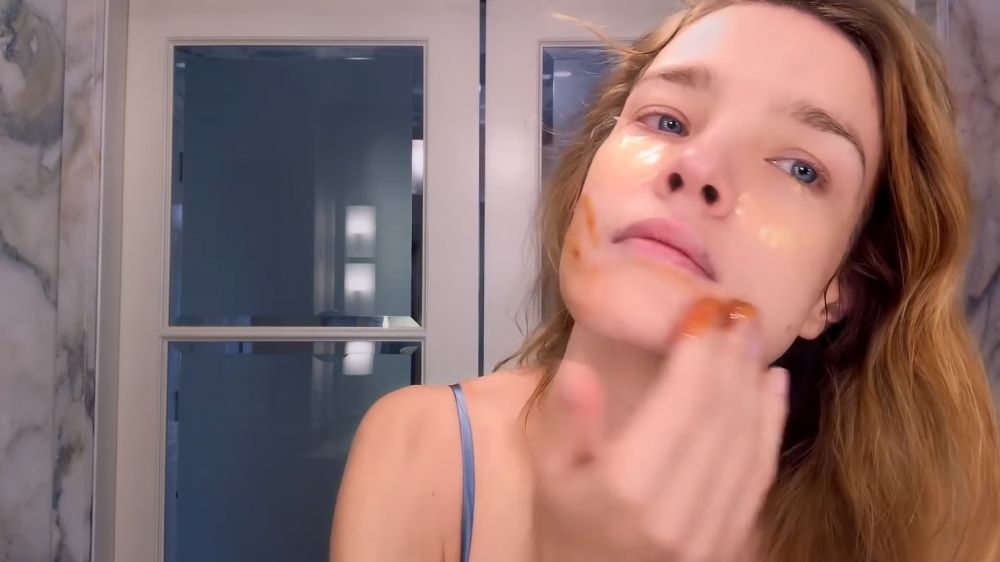 使用眼膜,在臉部其餘位置塗上fresh 的玫瑰面膜,紓緩並調整肌膚。 使用眼膜,在臉部其餘位置塗上fresh 的玫瑰面膜,紓緩並調整肌膚。