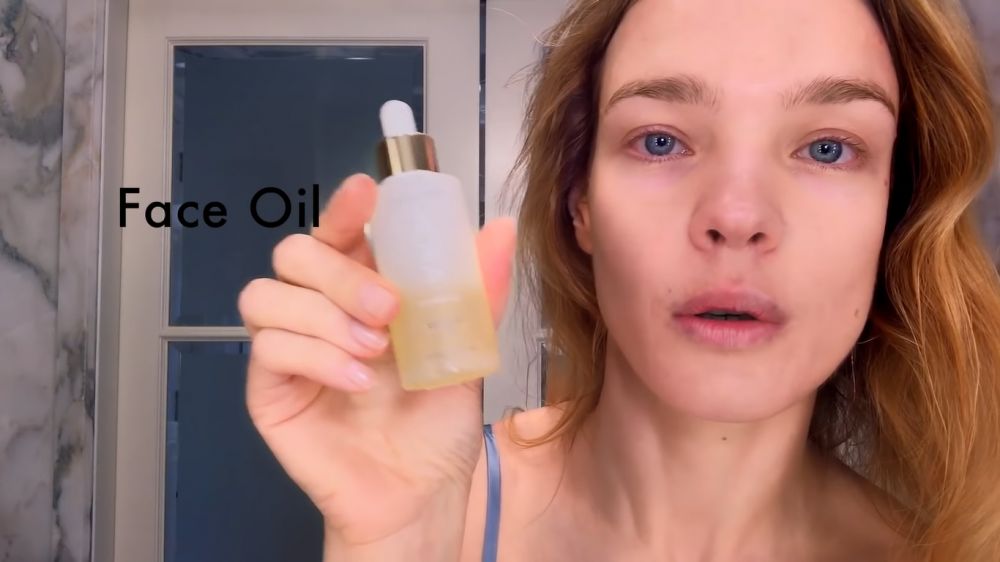 敷完面膜後,塗抹美容油 Kora Noni Glow Face Oil 敷完面膜後,塗抹美容油 Kora Noni Glow Face Oil