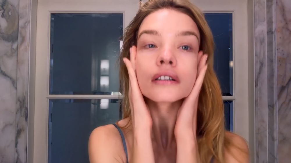 輕輕地由內向外按摩,提升緊緻效果。 輕輕地由內向外按摩,提升緊緻效果。