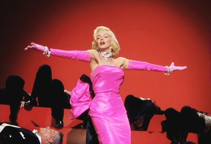 瑪麗蓮夢露出生於美國洛杉磯，在喜劇《紳士愛美人》（Gentlemen Prefer Blondes）中以「金髮傻妞」的形象打入人心，隨後一直活躍於娛樂事業，更被譽為最具票房號召力的荷里活明星之一。瑪麗蓮夢露除了是50－60年代的性感代表，更是當代的革命性象徵。 